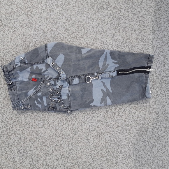 Tripp NYC Gray Camouflage Capris - Picture 9 of 13